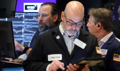 Operadores na bolsa de Nova York em 27 de abril de 2026