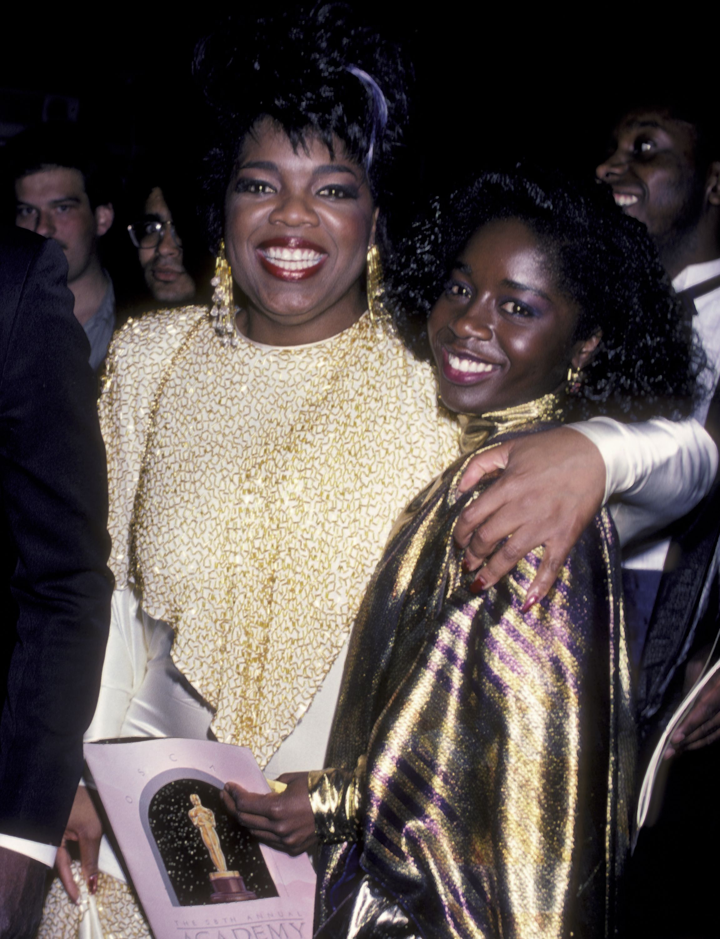 Oprah Winfrey e Akosua Busia no Oscar de 1986 • Ron Galella Collection via Getty