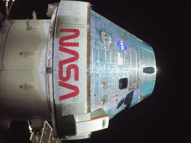 A Orion capturou esta selfie de alta resolução no espaço com uma câmera montada em uma de suas asas de painéis solares durante uma inspeção externa de rotina da espaçonave no segundo dia da missão Artemis II. A imagem foi transmitida pelo Sistema de Comunicações Ópticas da Orion Artemis II • Nasa