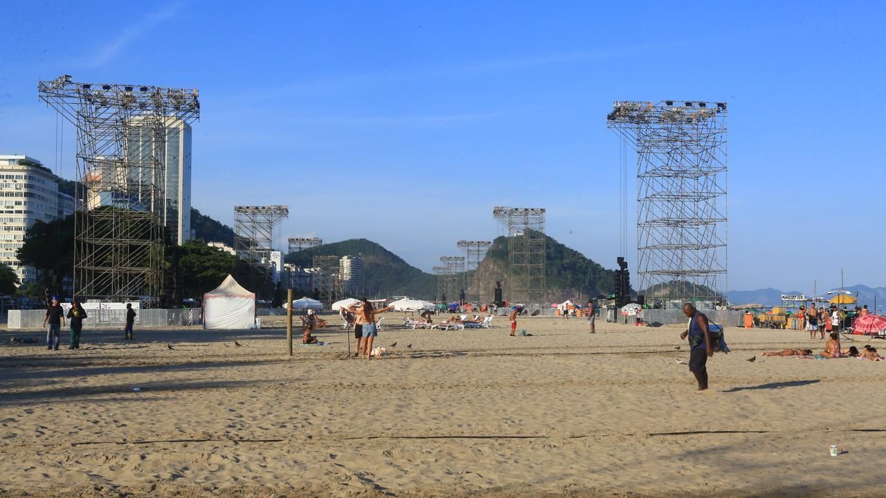 Palco do megashow de Shakira no Rio de Janeiro está sendo montado em Copacabana