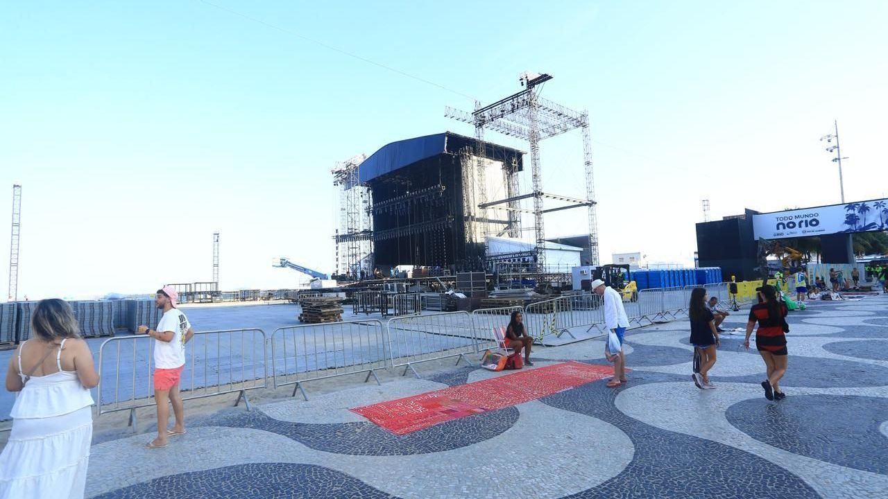 Palco do megashow de Shakira no Rio de Janeiro está sendo montado em Copacabana