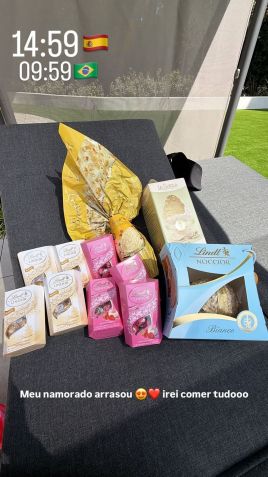 Virginia mostra chocolates que recebeu de Vini Jr. • Instagram/Virginia