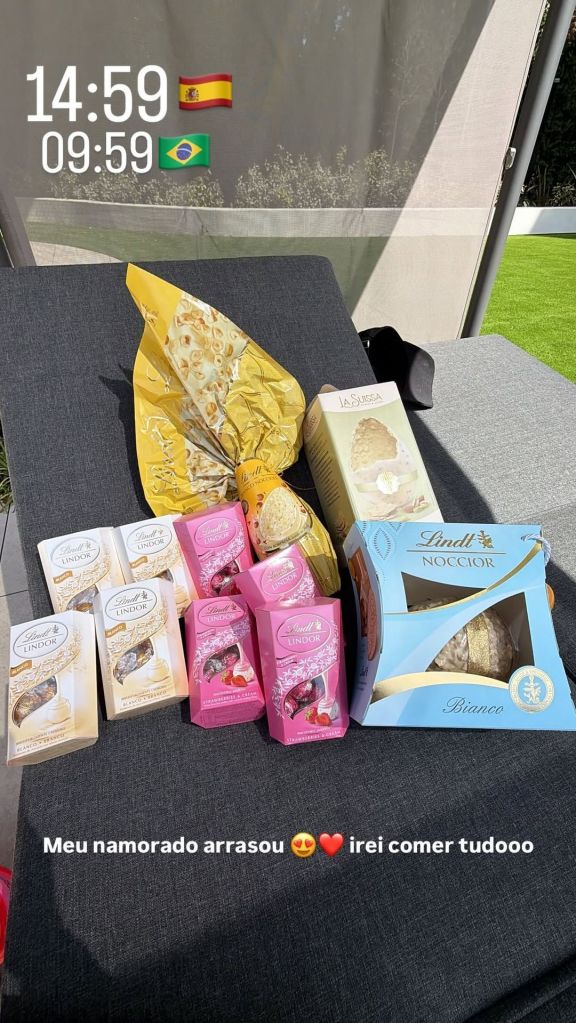 Virginia mostra chocolates que recebeu de Vini Jr.