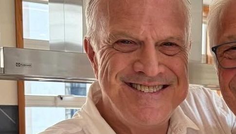 Pedro Bial posa com irmão e web se impressiona com semelhança