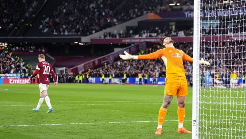 Lucas Perri fez duas defesas na disputa de pênaltis e ajudou o Leeds a avançar na FA Cup