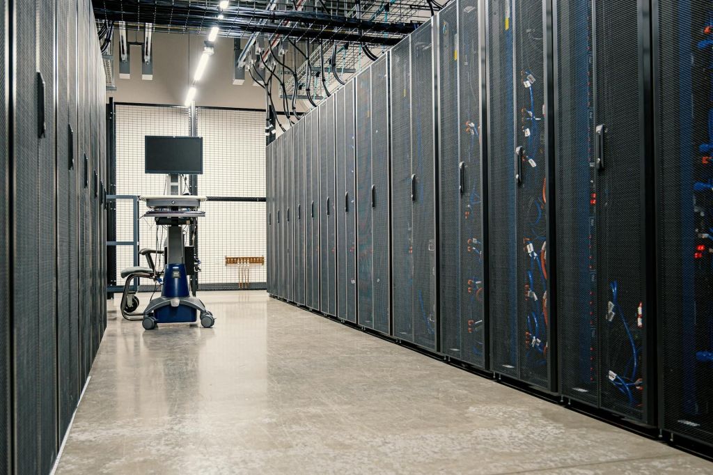 data-center-servidores-rack-consumo-de-energia-infraestrutura-tecnologia-processamento-dados-alta-performance