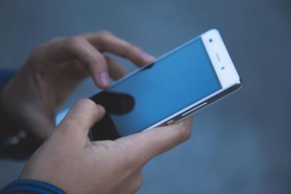 celular-na-mão-com-tela-ativa-uso-de-smartphone-em-ambiente-interno-tecnologia-e-comunicação-móvel
