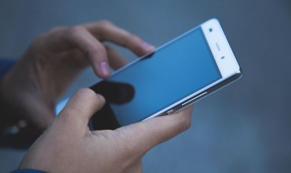 celular-na-mão-com-tela-ativa-uso-de-smartphone-em-ambiente-interno-tecnologia-e-comunicação-móvel