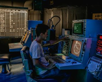 homem-usando-sistema-de-ia-computador-painel-de-controle-analise-de-dados-tecnologia-monitoramento-digital