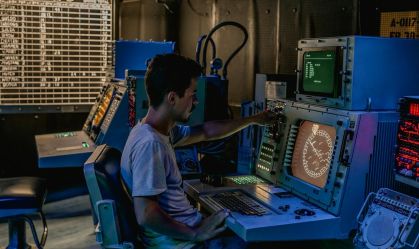 homem-usando-sistema-de-ia-computador-painel-de-controle-analise-de-dados-tecnologia-monitoramento-digital
