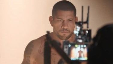 Alex Poatan exibe novo físico antes de estreia em nova categoria