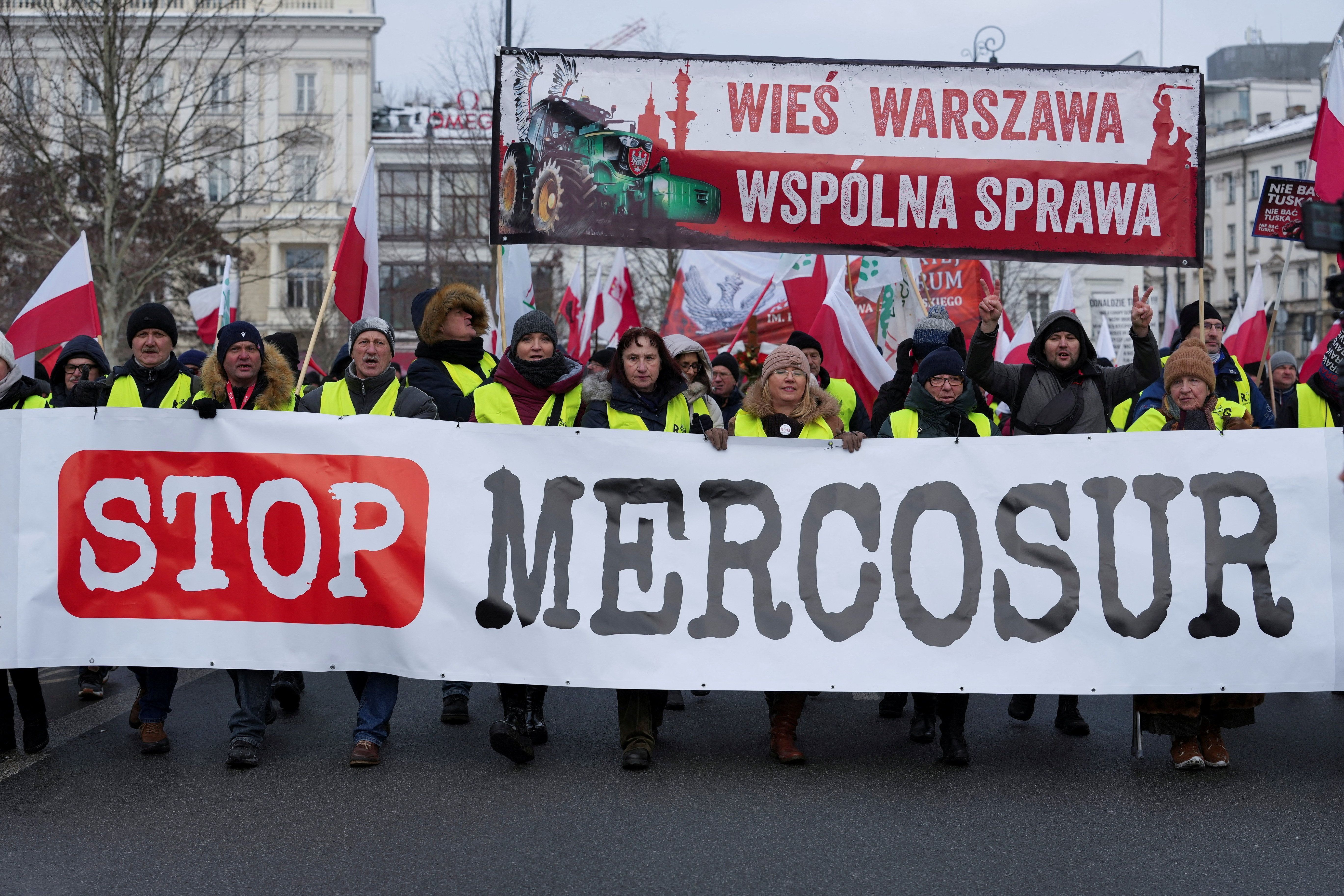 Agricultores poloneses protestando contra o acordo comercial Mercosul-UE no centro de Varsóvia, Polônia, em 9 de janeiro de 2026
