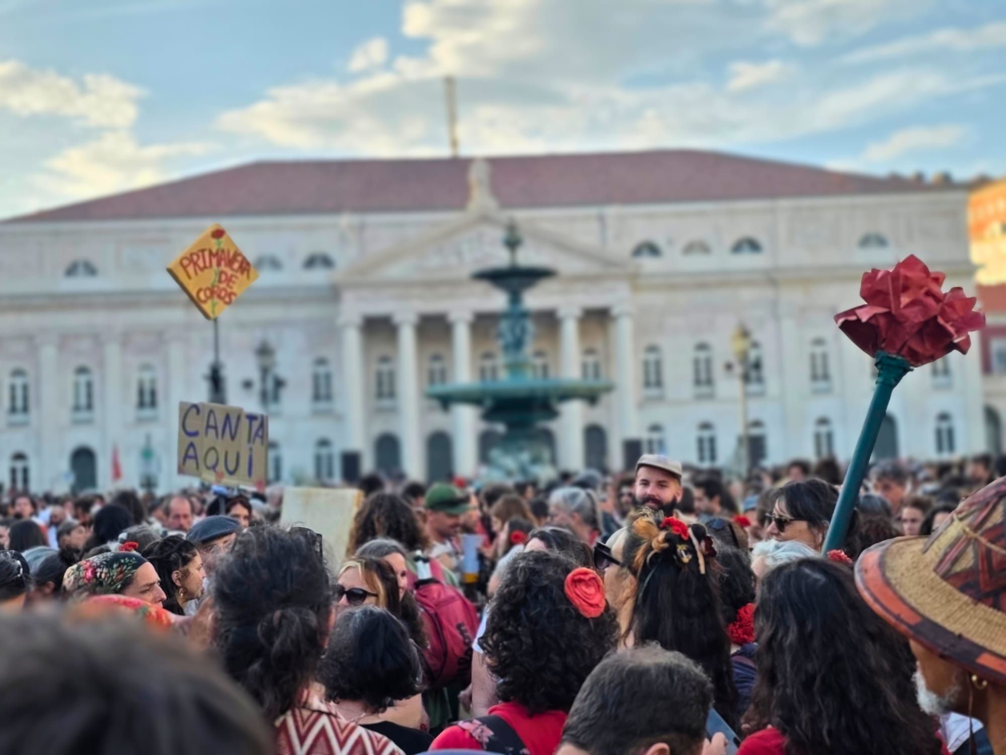Praça do Rossio Lisboa, em Lisboa, foi ocupada para lembrar os 52 anos do 25 de Abril, em 2026