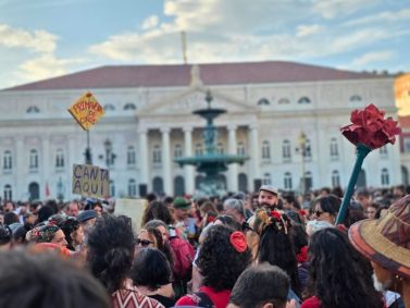 Praça do Rossio Lisboa, em Lisboa, foi ocupada para lembrar os 52 anos do 25 de Abril, em 2026