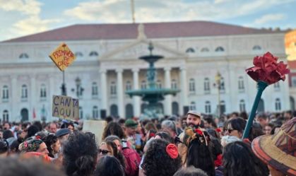 Praça do Rossio Lisboa, em Lisboa, foi ocupada para lembrar os 52 anos do 25 de Abril, em 2026