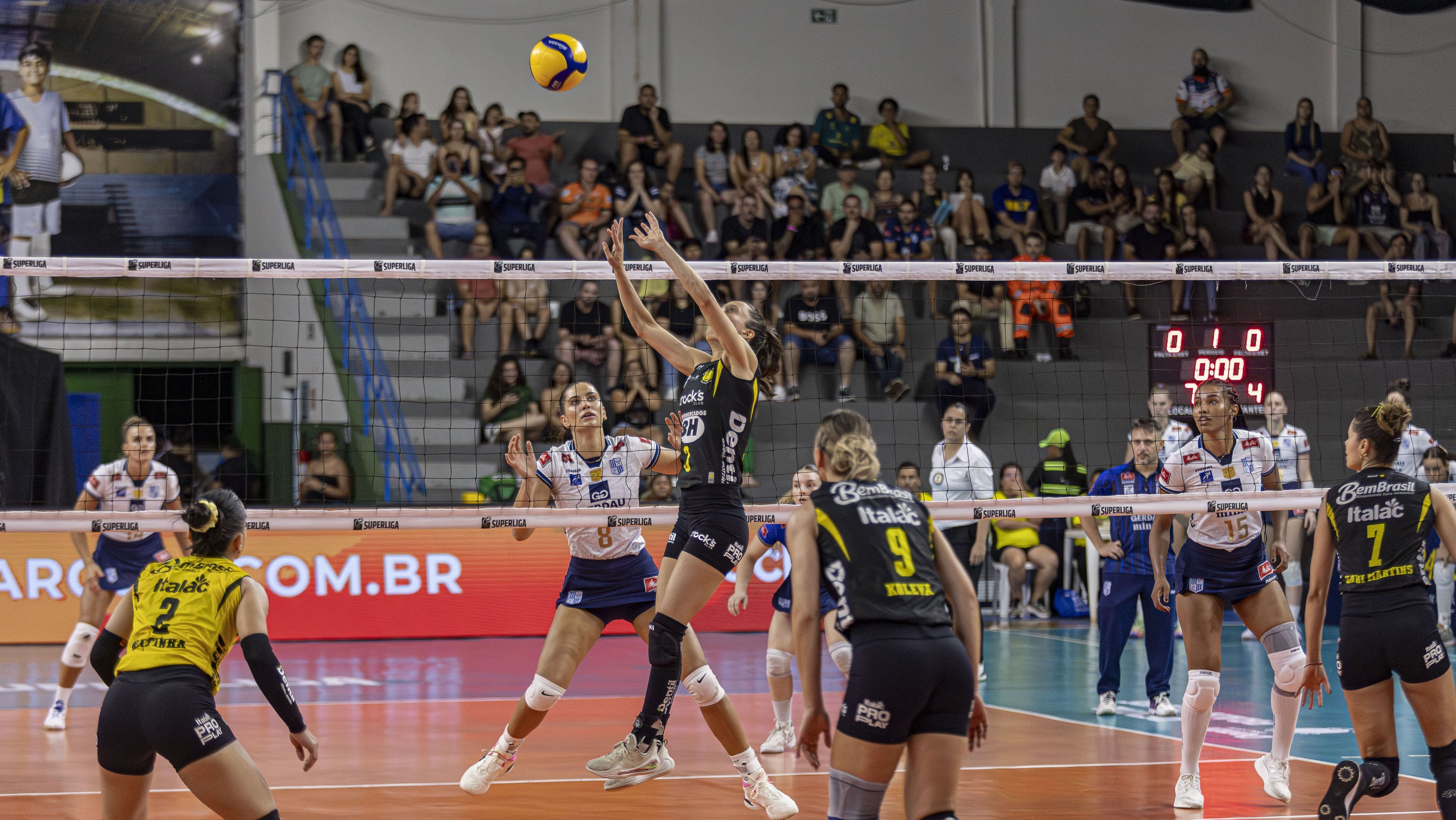 Lance de Praia Clube x Minas pela primeira fase da Superliga; as equipes decidem a final da competição neste domingo (3)