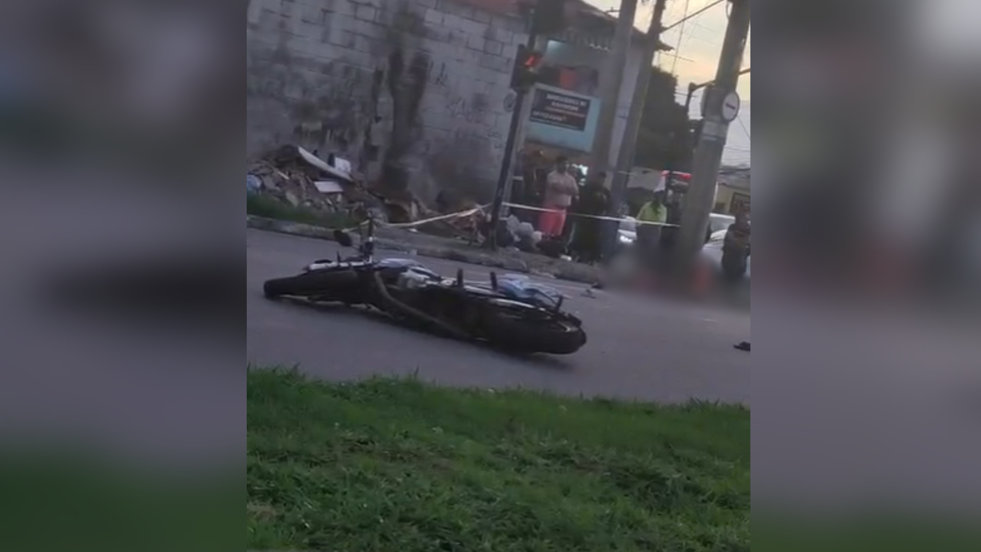 Segundo a PM, quatro pessoas ocupavam uma motocicleta quando em determinado momento o condutor, que não possui CNH, perdeu o controle do veículo e colidiu contra um poste