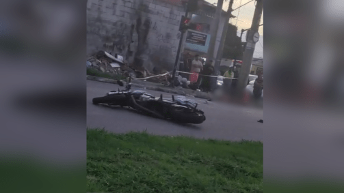 Segundo a PM, quatro pessoas ocupavam uma motocicleta quando em determinado momento o condutor, que não possui CNH, perdeu o controle do veículo e colidiu contra um poste