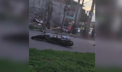 Segundo a PM, quatro pessoas ocupavam uma motocicleta quando em determinado momento o condutor, que não possui CNH, perdeu o controle do veículo e colidiu contra um poste