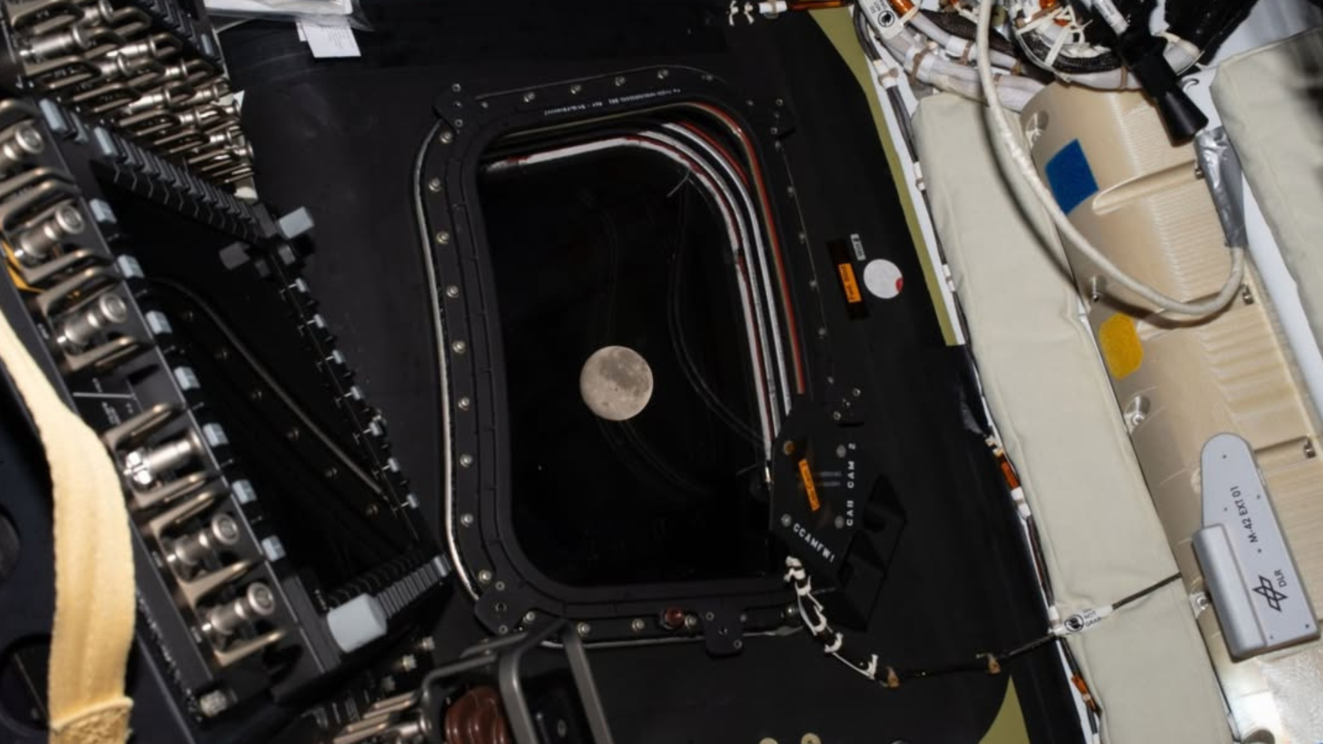 A agência destacou a imagem momentos após a tripulação inicicar o período de sono e desejou "bons sonhos" aos astronautas
