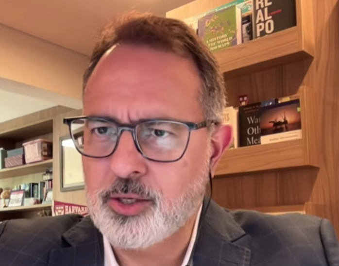 Construção de arma nuclear pelo Irã não está descartada, diz professor