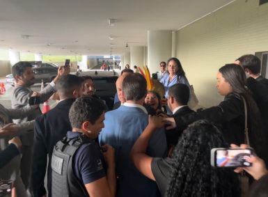 Flavio Bolsonaro é alvo de protesto na Câmara