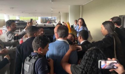 Flavio Bolsonaro é alvo de protesto na Câmara