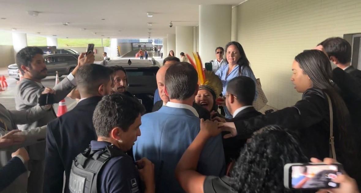 Flávio é vaiado e manda beijo para manifestante que gritava “sem anistia”