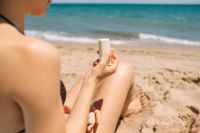 Protetor solar em bastão: veja os pontos de atenção ao usar