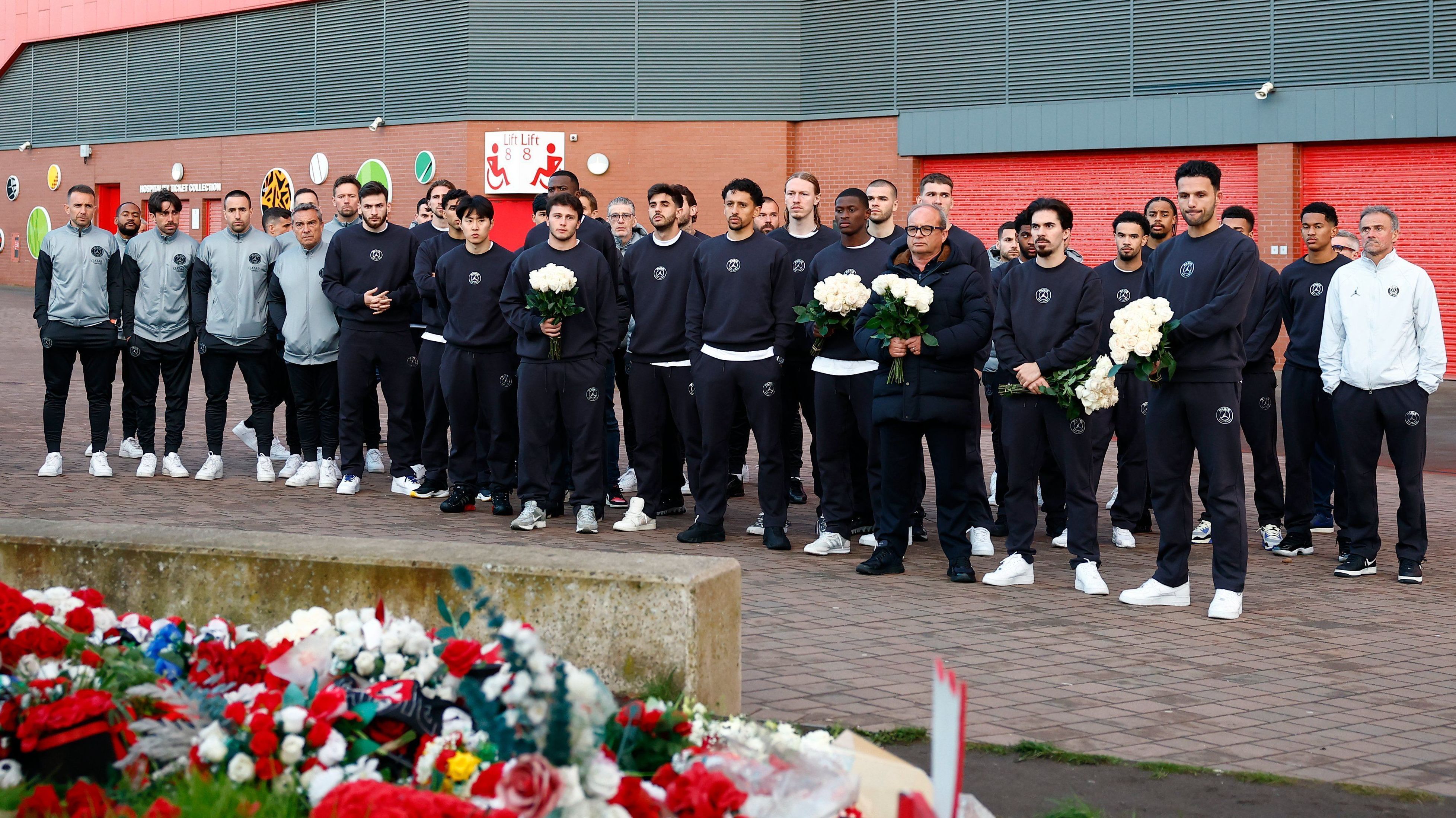PSG prestou homenagem a Diogo Jota e seu irmão no memorial de Anfield