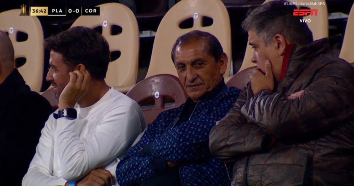 Ex-técnico do Corinthians assiste jogo contra o Platense pela Libertadores