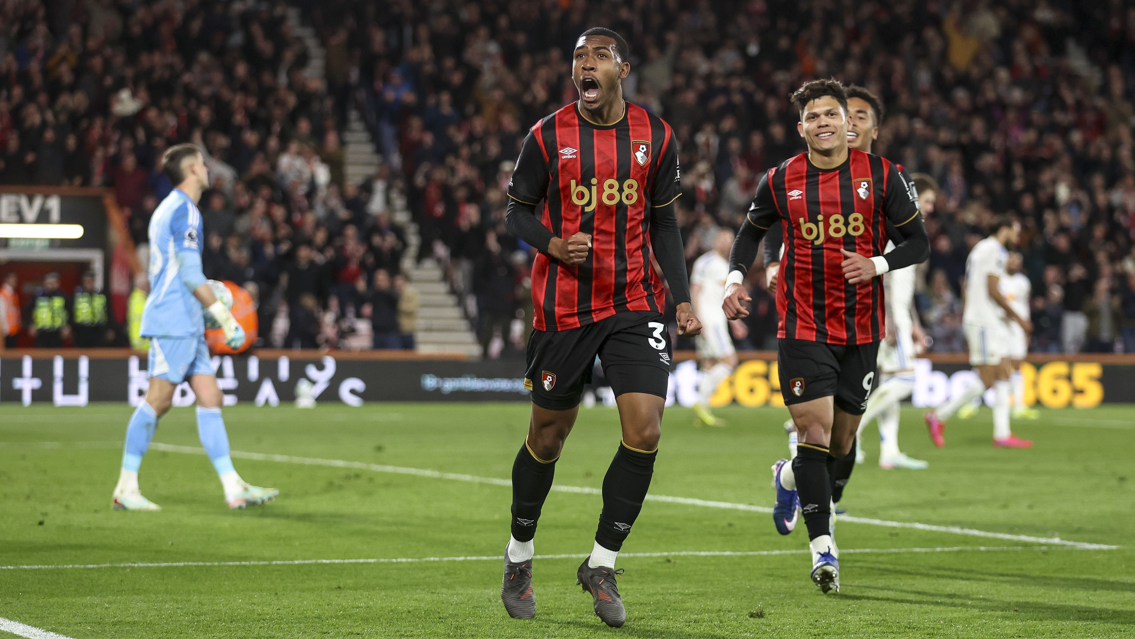 Rayan comemora o gol da vitória do Bournemouth sobre o Leeds United