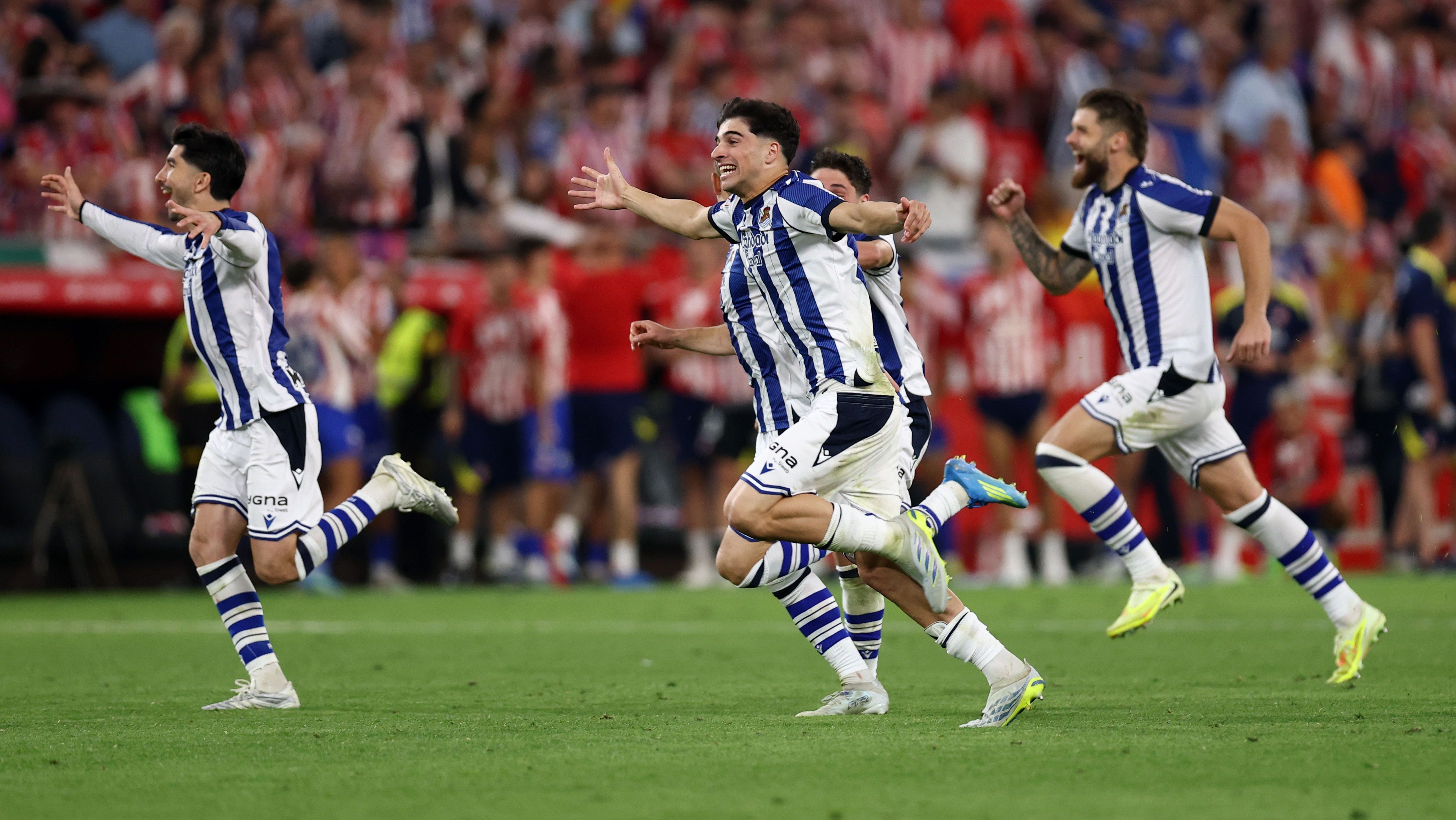 Jogadores da Real Sociedad correm para comemorar o título da Copa do Rei da Espanha conquistado nos pênaltis contra o Atlético de Madrid