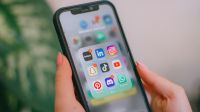 Por que as redes sociais estão sob pressão por serem "viciantes"?