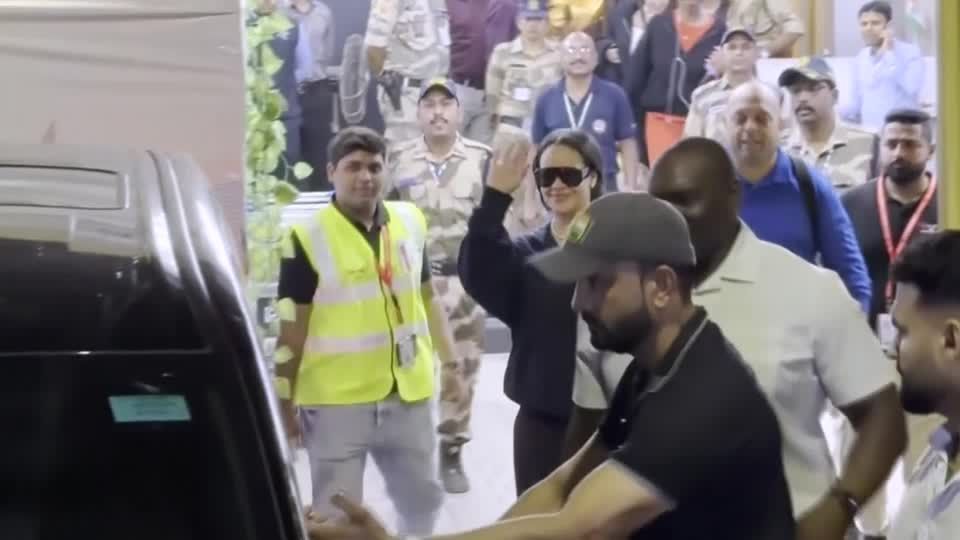 Rihanna chegou em Mumbai na quinta-feira (23)