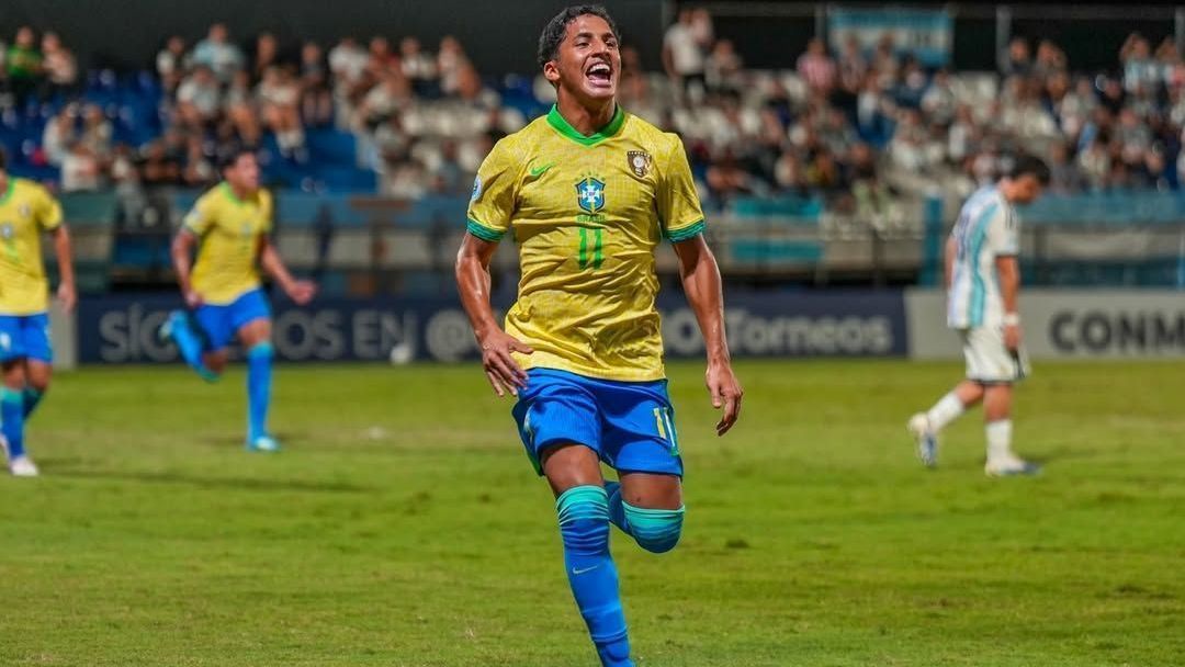 Riquelme comemora um dos gols que marcou para a Seleção Brasileira contra a Argentina no Sul-Americano Sub-17