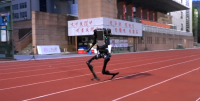 Robô chinês corre 100 m em 10 s e chega perto de recorde de Usain Bolt