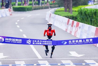 Robô corre meia-maratona em 50 minutos e quebra recorde humano na distância