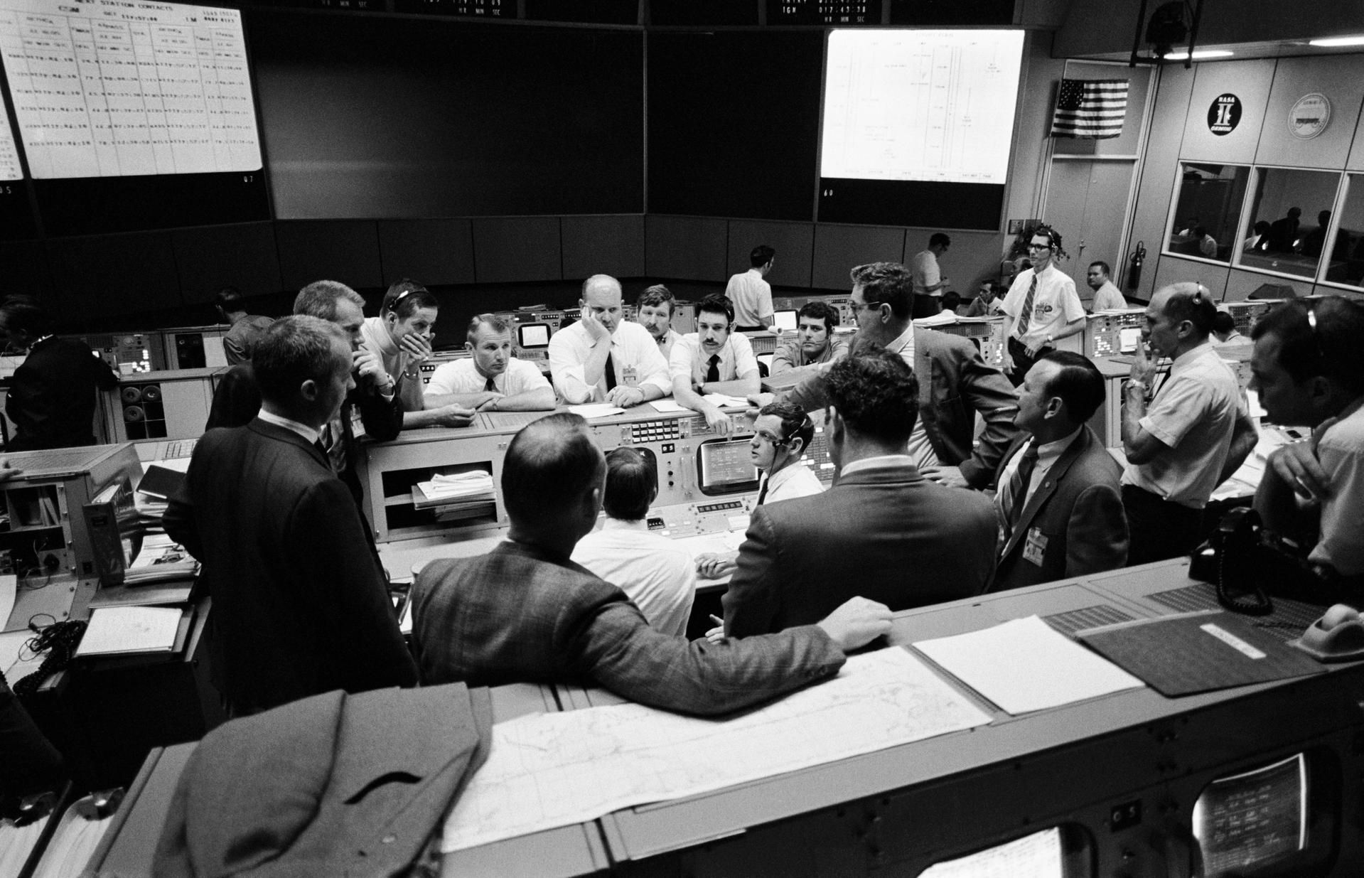 Quando esta foto foi tirada, o pouso lunar da Apollo 13 já havia sido cancelado e os tripulantes estavam em trajetória trans-Terra, tentando trazer sua espaçonave danificada de volta para casa. • Nasa