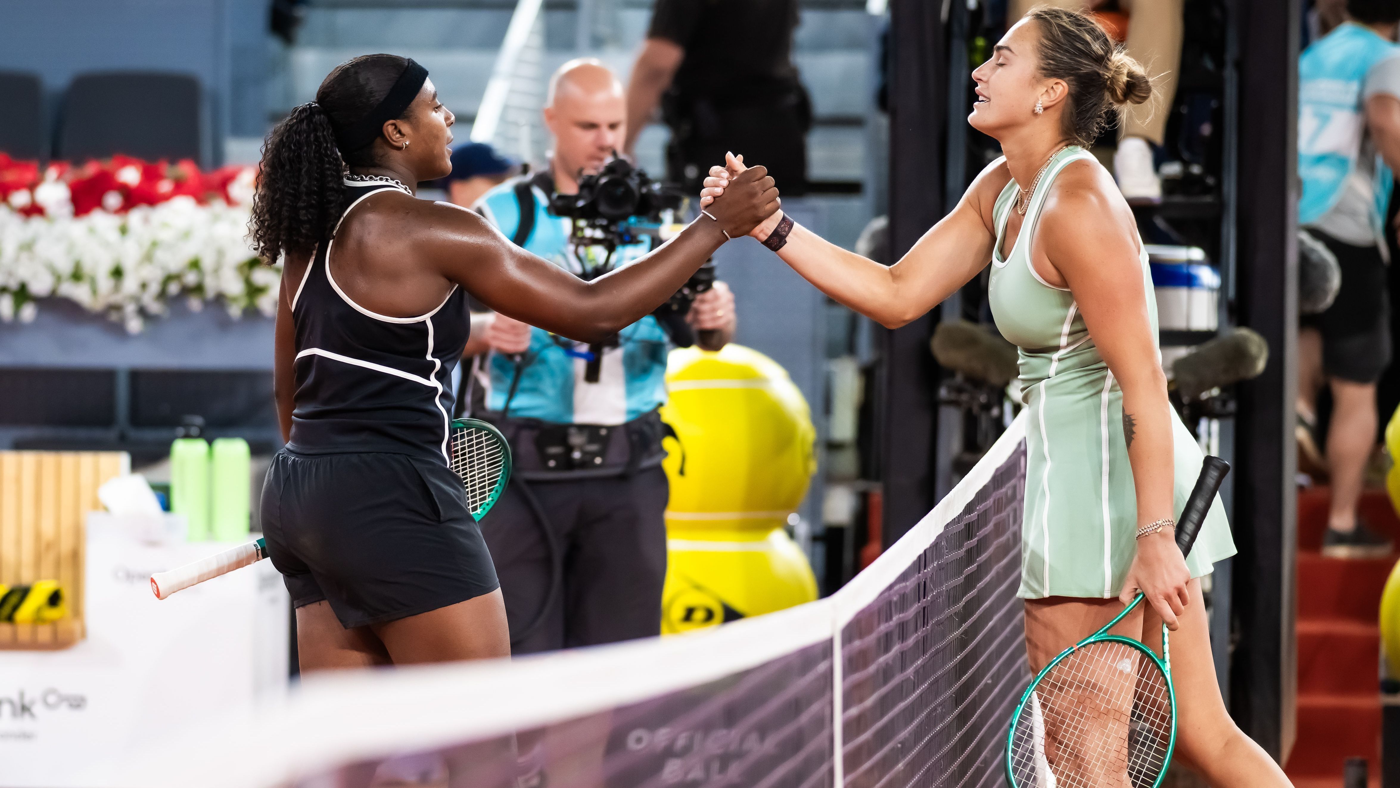 Sabalenka cumprimenta Hailey Baptiste, vencedora do duelo nas quartas de final do WTA 1000 de Madrid • Robert Prange/Getty Images