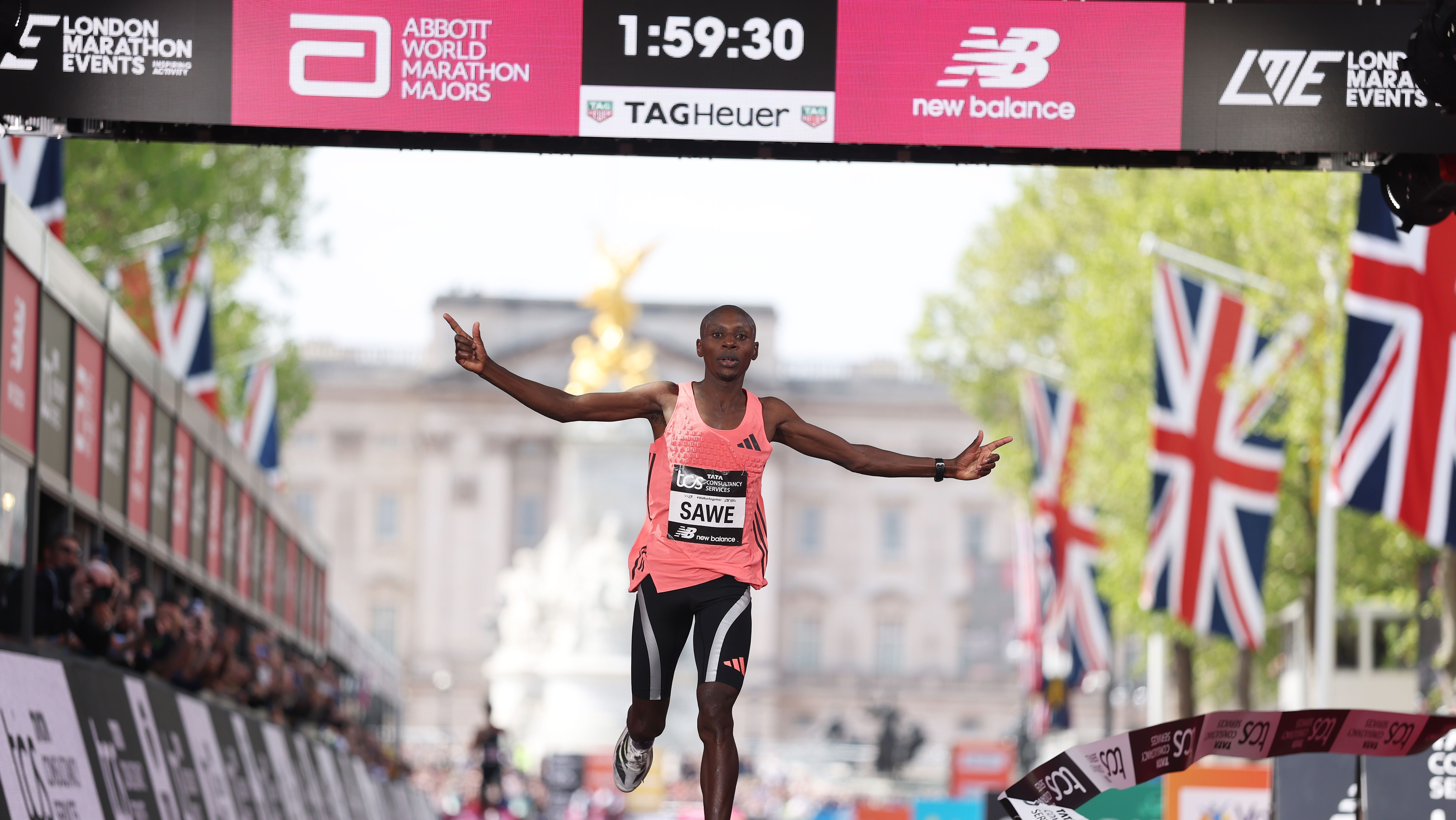 Sabastian Sawe atravessa a linha de chegada em Londres, sendo o primeiro homem a correr uma maratona em menos de duas horas