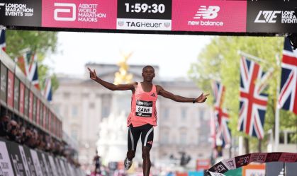 Sabastian Sawe atravessa a linha de chegada em Londres, sendo o primeiro homem a correr uma maratona em menos de duas horas