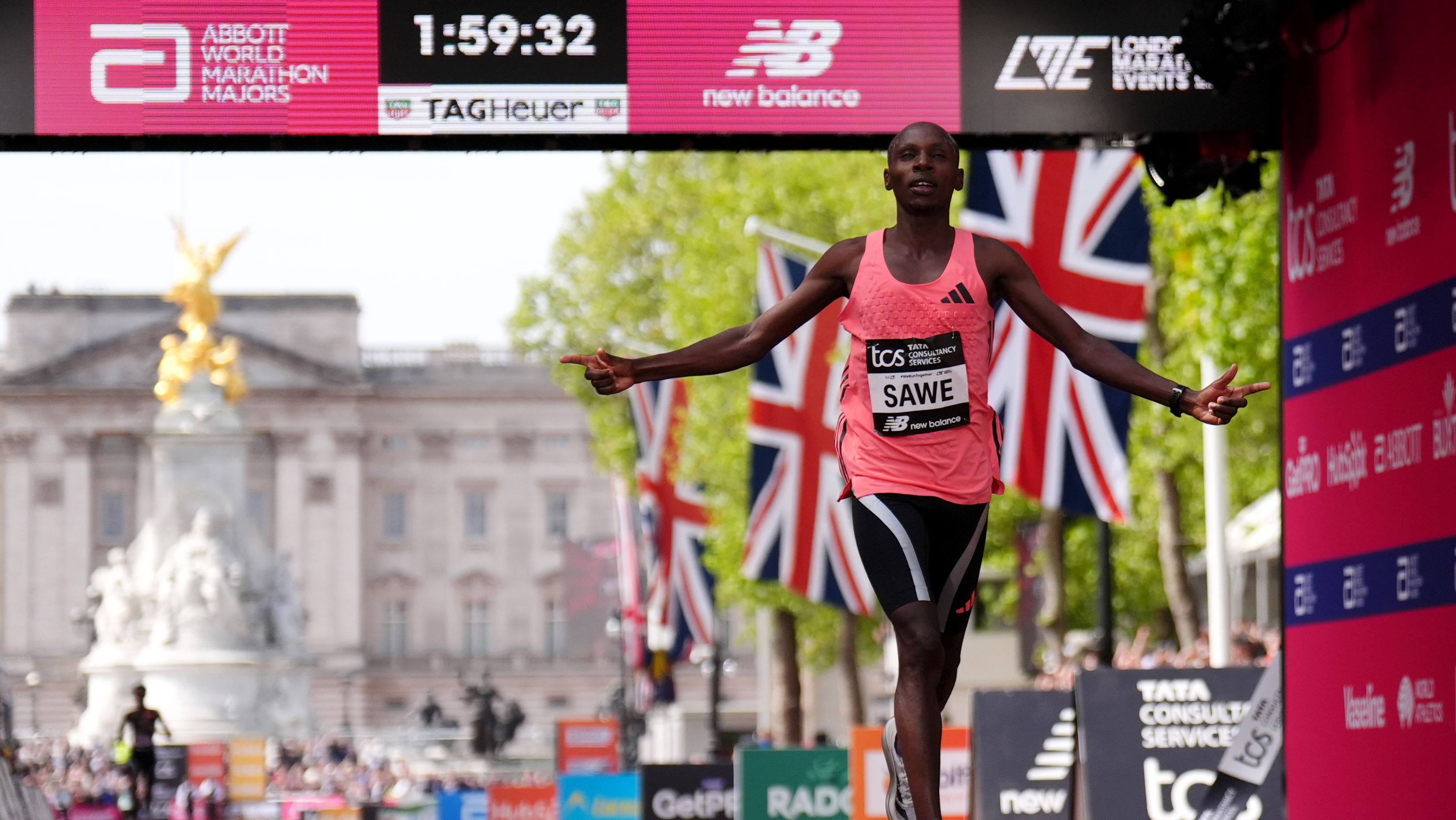 Sebastian Sawe após vencer a prova de elite masculina durante a Maratona de Londres
