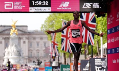 Sebastian Sawe após vencer a prova de elite masculina durante a Maratona de Londres