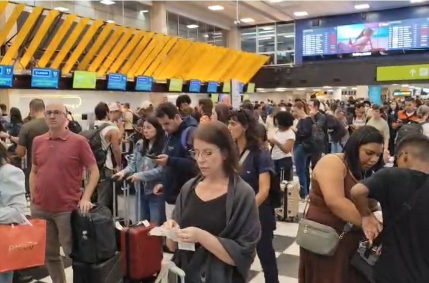 Aeroportos funcionam até meia-noite para reduzir atrasos após pane em SP