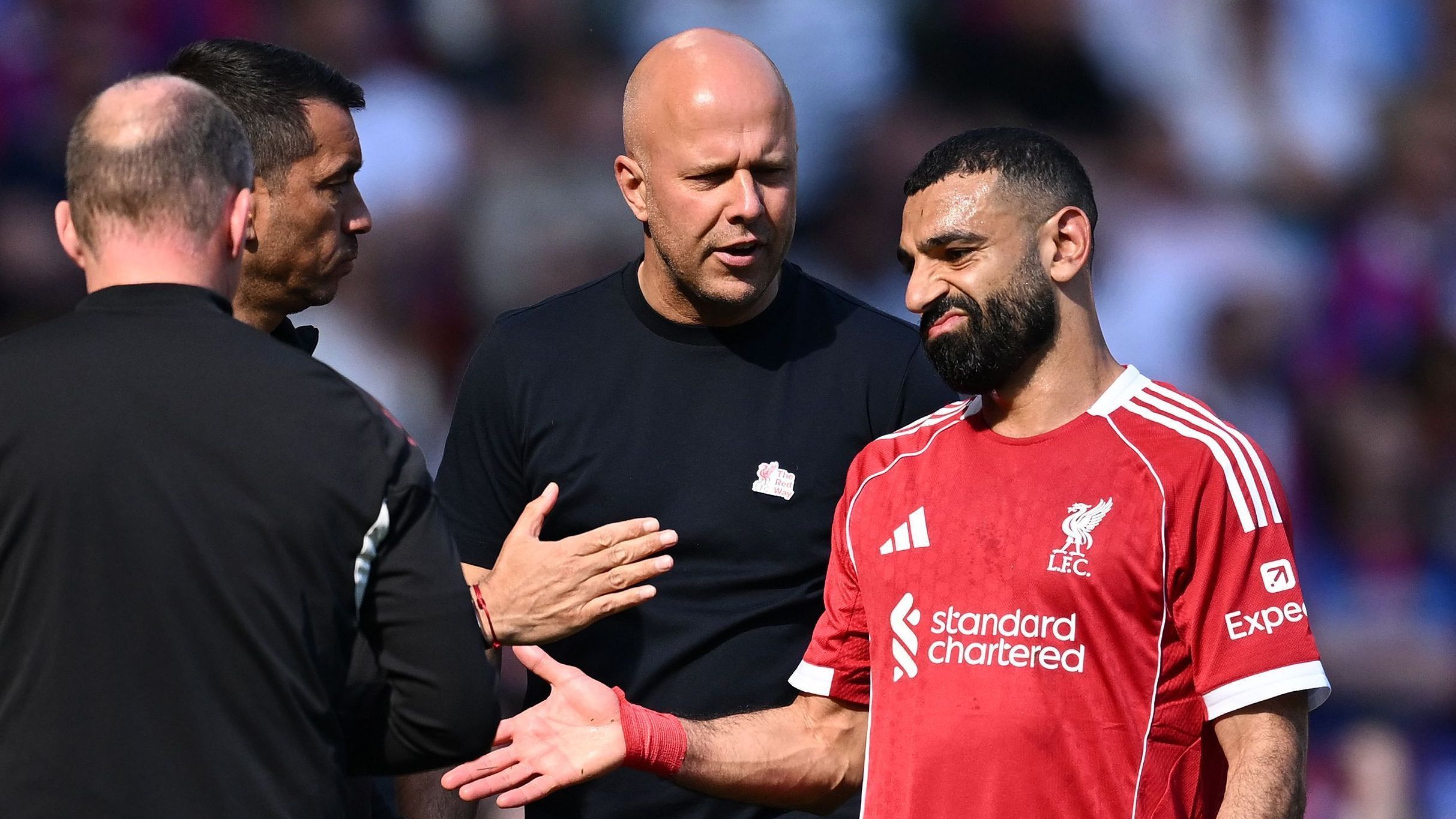 Salah deixa o campo lesionado e com cara de poucos amigos na vitória do Liverpool sobre o Palace
