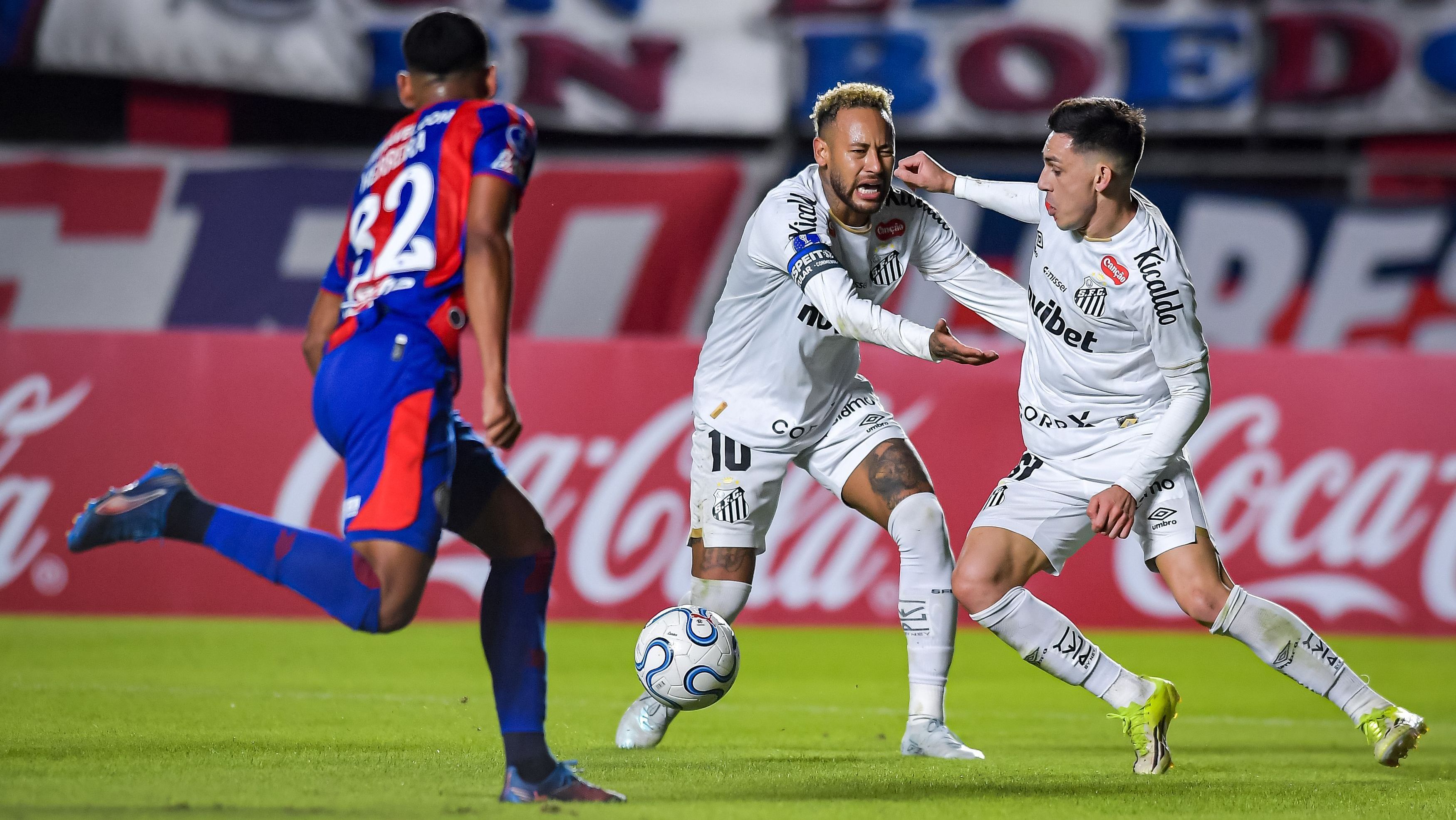 Neymar reclama com Escobar após lateral atrapalhá-lo em lance de San Lorenzo x Santos