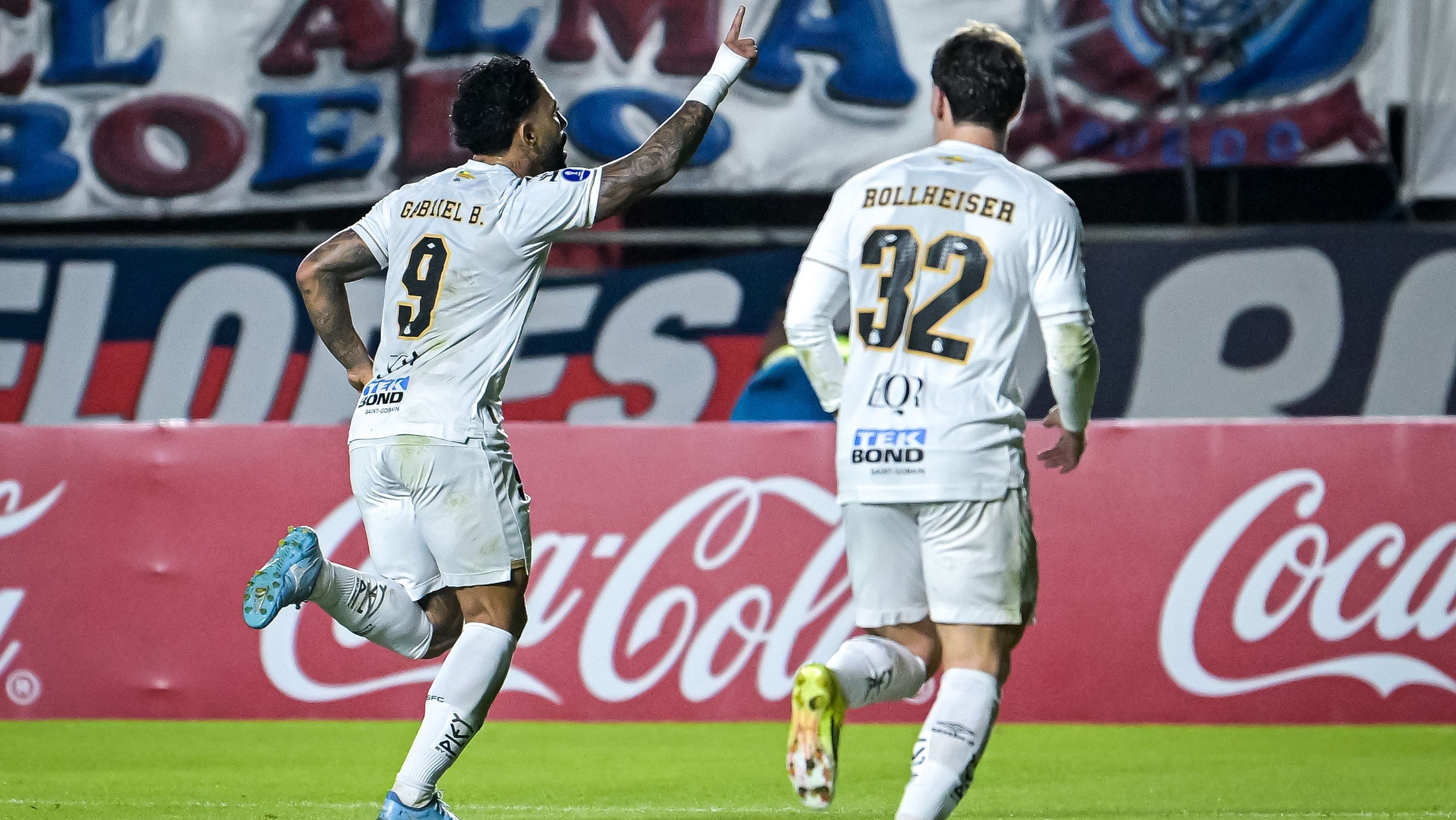 Gabigol comemora gol do Santos contra o San Lorenzo pela Copa Sul-Americana