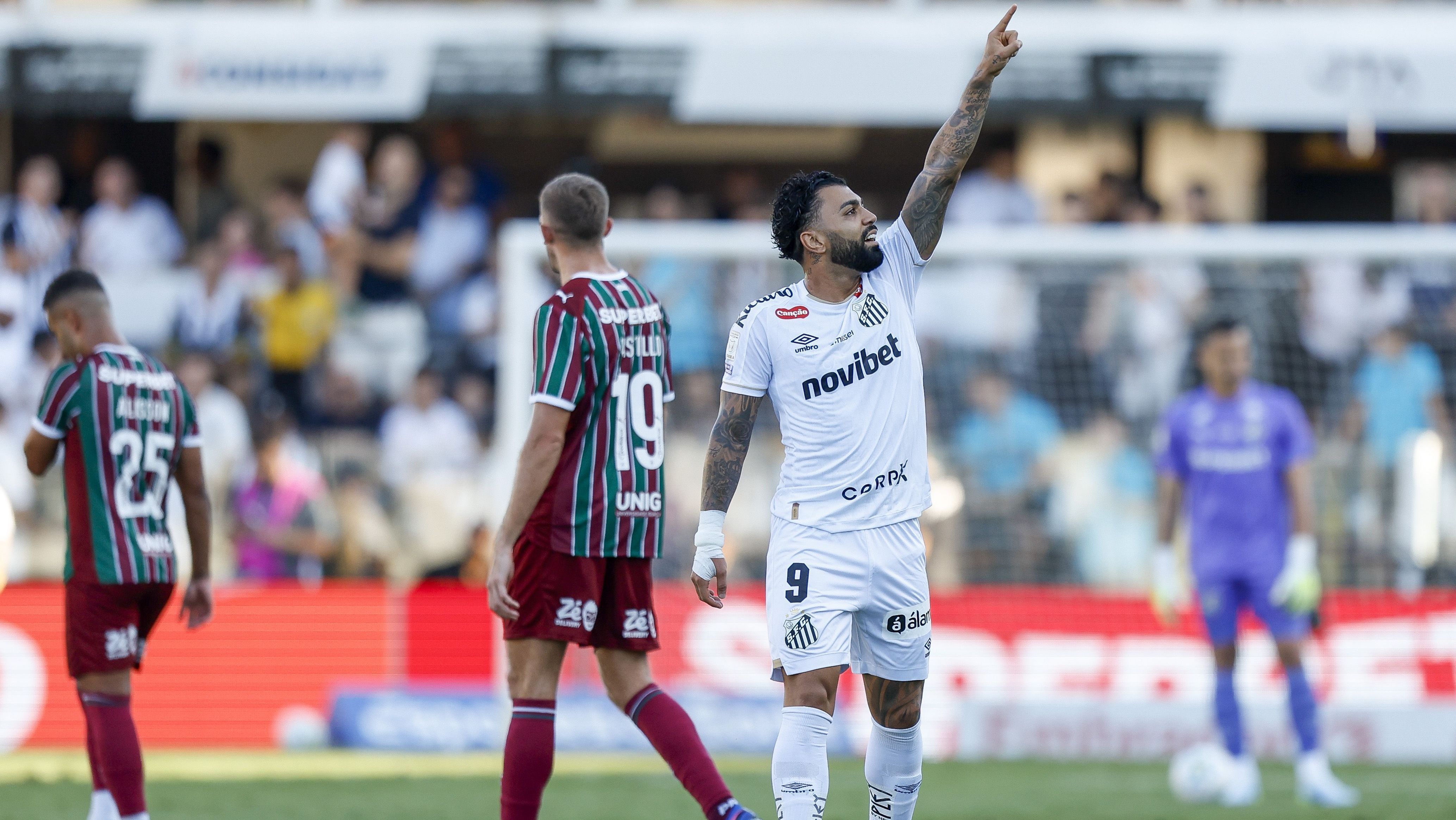 Gabigol comemora gol que marcou para o Santos contra o Fluminense