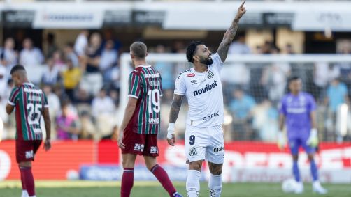 Gabigol comemora gol que marcou para o Santos contra o Fluminense